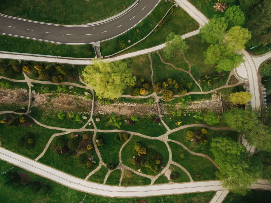 Service professionnel de jardinage à Vevey : entretien de pelouse et taille de haies par l'équipe de Swiss Services.